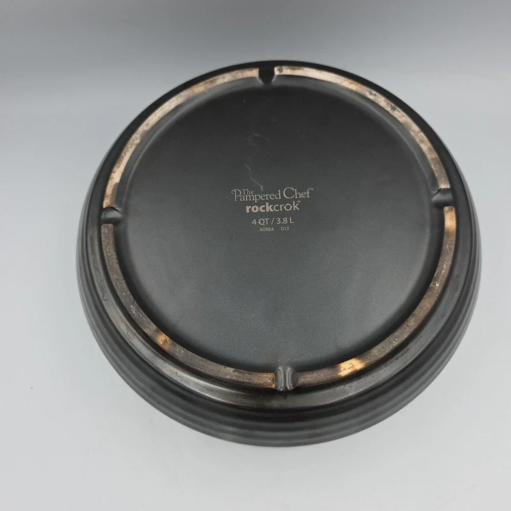 Pampered Chef Rockcrok Dutch Oven Black 4 Qt / 3.8 L with Glass Lid